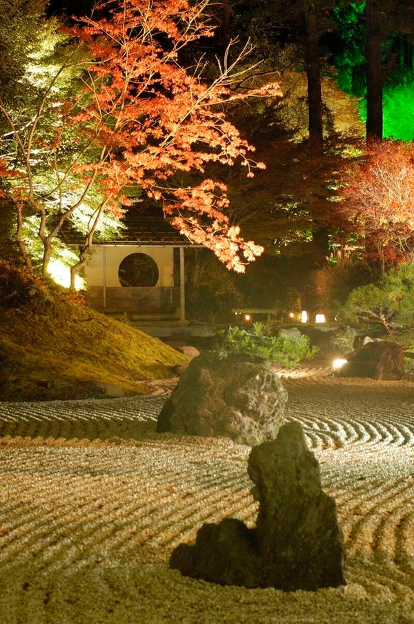 【大分空港発】 わずか10日間だけの絶景!弘前城紅葉特別ライトアップと錦模様の十和田・奥入瀬1